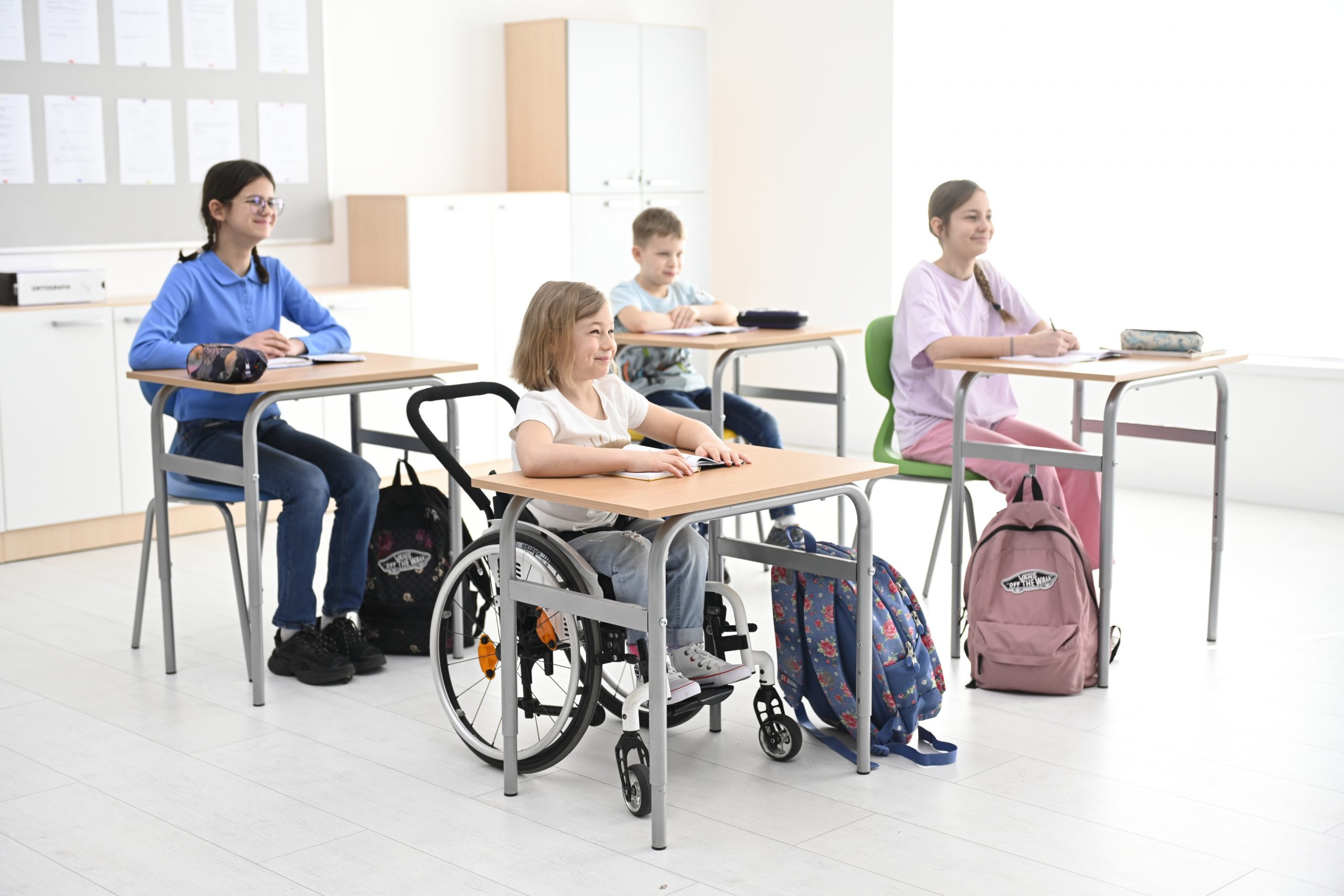 Stół Daniel dostosowany dla dzieci niepełnosprawnych.
